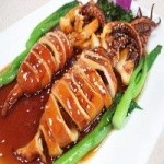 民贺店车提供广东小吃烧鱿鱼 的做法,其包含：主料,辅料,食材,做法等,让您在免费的小吃培训中学习到烧鱿鱼 的烹饪技巧