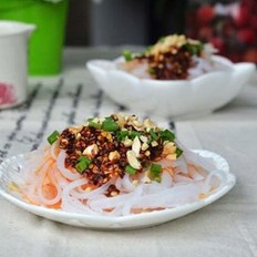 民贺店车提供湖南小吃刮凉粉 的做法,其包含：主料,辅料,食材,做法等,让您在免费的小吃培训中学习到刮凉粉 的烹饪技巧