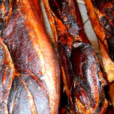 民贺店车提供湖南小吃湖南腊肉 的做法,其包含：主料,辅料,食材,做法等,让您在免费的小吃培训中学习到湖南腊肉 的烹饪技巧