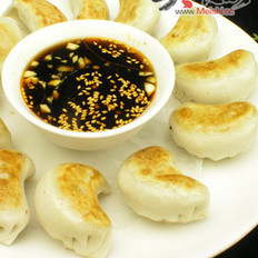 民贺店车提供成都小吃鸡汁锅贴 的做法,其包含：主料,辅料,食材,做法等,让您在免费的小吃培训中学习到鸡汁锅贴 的烹饪技巧