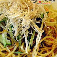 民贺店车提供成都小吃鸡丝凉面 的做法,其包含：主料,辅料,食材,做法等,让您在免费的小吃培训中学习到鸡丝凉面 的烹饪技巧