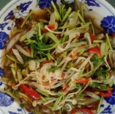 民贺店车提供凉菜凉拌时蔬 的做法,其包含：主料,辅料,食材,做法等,让您在免费的小吃培训中学习到凉拌时蔬 的烹饪技巧