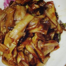 民贺店车提供热菜红烧鸡腿菇 的做法,其包含：主料,辅料,食材,做法等,让您在免费的小吃培训中学习到红烧鸡腿菇 的烹饪技巧
