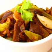 民贺店车提供川菜泡椒爆鸡胗 的做法,其包含：主料,辅料,食材,做法等,让您在免费的小吃培训中学习到泡椒爆鸡胗 的烹饪技巧