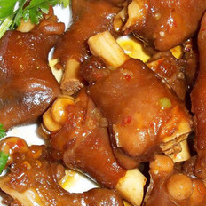 民贺店车提供沪菜红烧羊蹄 的做法,其包含：主料,辅料,食材,做法等,让您在免费的小吃培训中学习到红烧羊蹄 的烹饪技巧