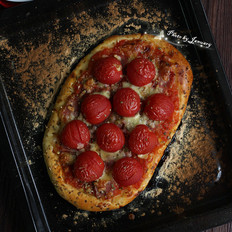 民贺店车提供意大利菜番茄培根披萨 的做法,其包含：主料,辅料,食材,做法等,让您在免费的小吃培训中学习到番茄培根披萨 的烹饪技巧
