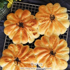 民贺店车提供蛋糕面包椰蓉花朵包（中种） 的做法,其包含：主料,辅料,食材,做法等,让您在免费的小吃培训中学习到椰蓉花朵包（中种） 的烹饪技巧