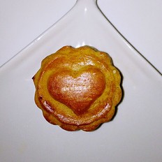 民贺店车提供甜品点心广式莲蓉蛋黄月饼（50克/个） 的做法,其包含：主料,辅料,食材,做法等,让您在免费的小吃培训中学习到广式莲蓉蛋黄月饼（50克/个） 的烹饪技巧