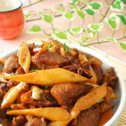 民贺店车提供井冈山烟笋烧肉的做法,其包含：主料,辅料,食材,做法等,让您在免费的小吃培训中学习到井冈山烟笋烧肉的烹饪技巧