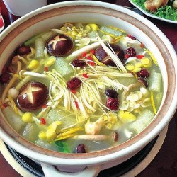特点：“野山菌火锅”主要以涮制野山菌为主，由于原料营养、天然，很受现代人的推崇，“野山菌火锅”所用的野山菌必须是已知的可食用型野菌