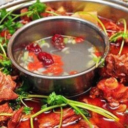 简介：此火锅是在河南新乡红焖羊肉的基础上改进而成。  技法：炒、焖、涮。  特点：色泽红亮，羊肉软糯，咸鲜微辣，风味诱人。