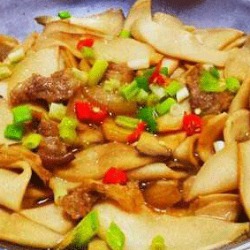 介绍：  冬季是干锅盛行的季节，东营百盛园酒店有一款“干锅鸡腿菇”，看起来没有什么特别之处，但是一天能卖到50多份，原因在于做这款